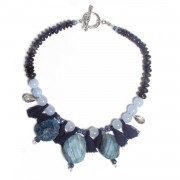 kraalsieraden-ketting-kort-statement-blauw